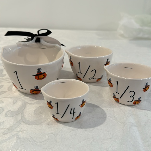 Rae Dunn Halloween Set of Measuring Cups - Picture 5 of 5